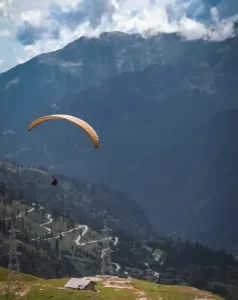 Best Himachal Pradesh Holiday Package - Paragliding in the Kullu Valley